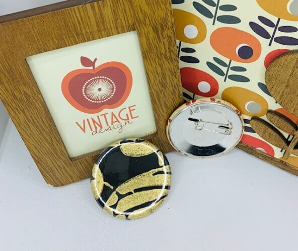 Badge vintage  "D&F3001"